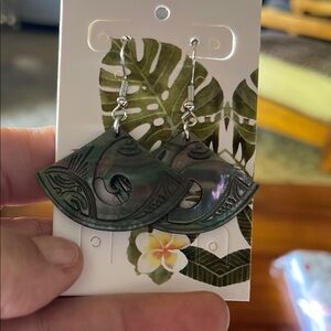 Elegant Black Shell Earrings